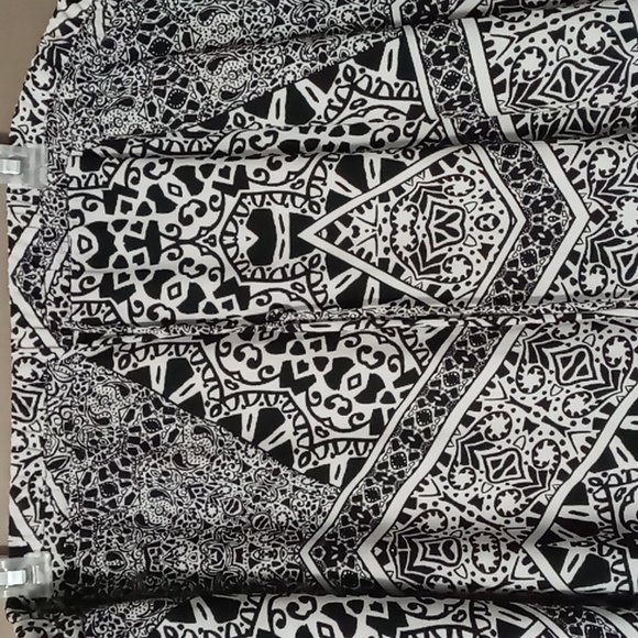 Faded Glory Black/White Design Skirt w Front Tie and Side Slits XXL - Picture 3 of 6